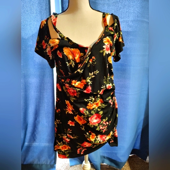 Rue21 Dresses & Skirts - Rue21 3X buttery soft floral mini dress/tunic with ruching on the side